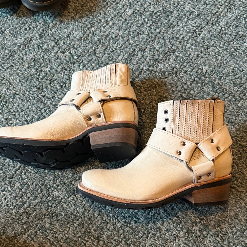 Freebird by Steven off-white Ankle Boots